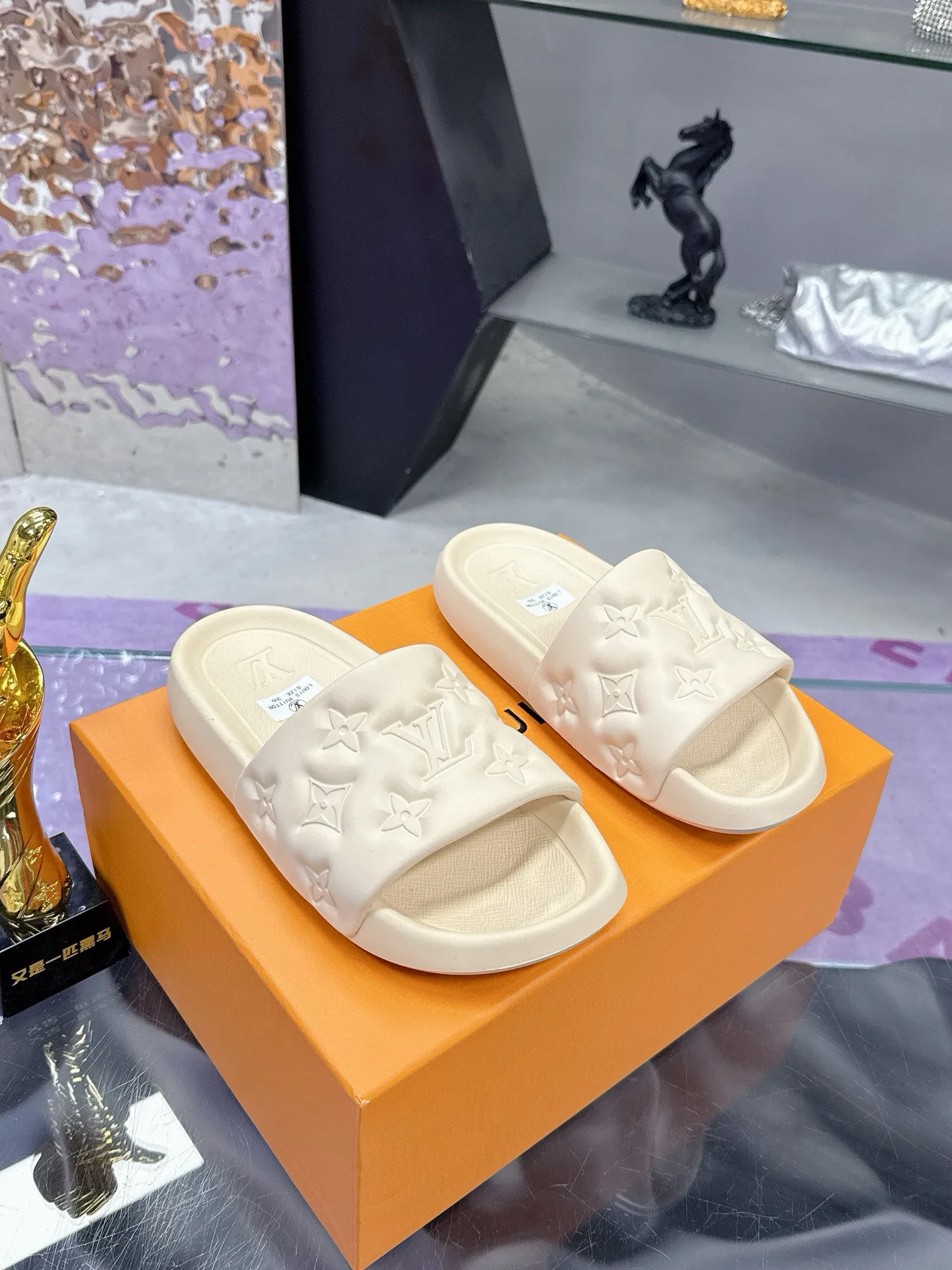 Factory price: 260💰【𝐋𝐕 Slippers】▪️Shoe size: Men's 38-45 ▪️Packaging: Counter top quality~original packaging 𝟐𝟎𝟐3 Louis Vuitton counter's new embossed slippers, L's monogram embossed slippers, Waterfront sandals are back, the upper buckle is embossed with LV's iconic Monogram pattern. Made of waterproof rubber with a comfortable and resilient insole. The lightweight, flexible outsole is embossed with the Louis Vuitton logo. ▪️Fabric: Original molded rubber foam surface ▪️Technology: embossed logo ▪️Sole: Original molded rubber foam outsole ▪️Sole thickness: 3CM.